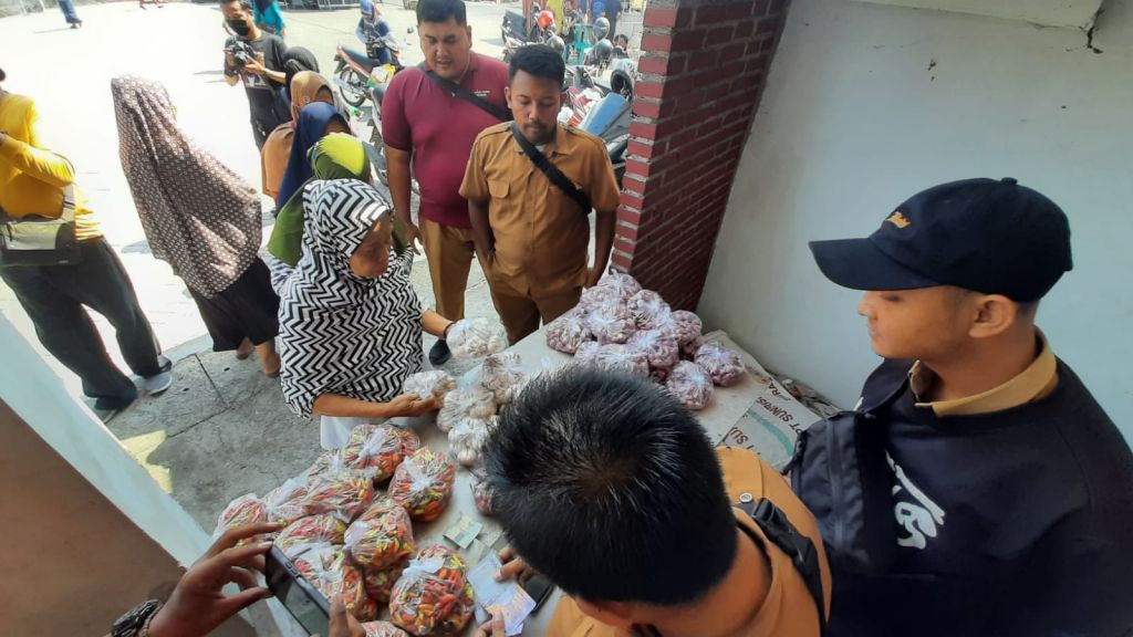Operasi Pasar Jelang Nataru, Warga Kota Mojokerto Borong Cabai dan Beras Murah