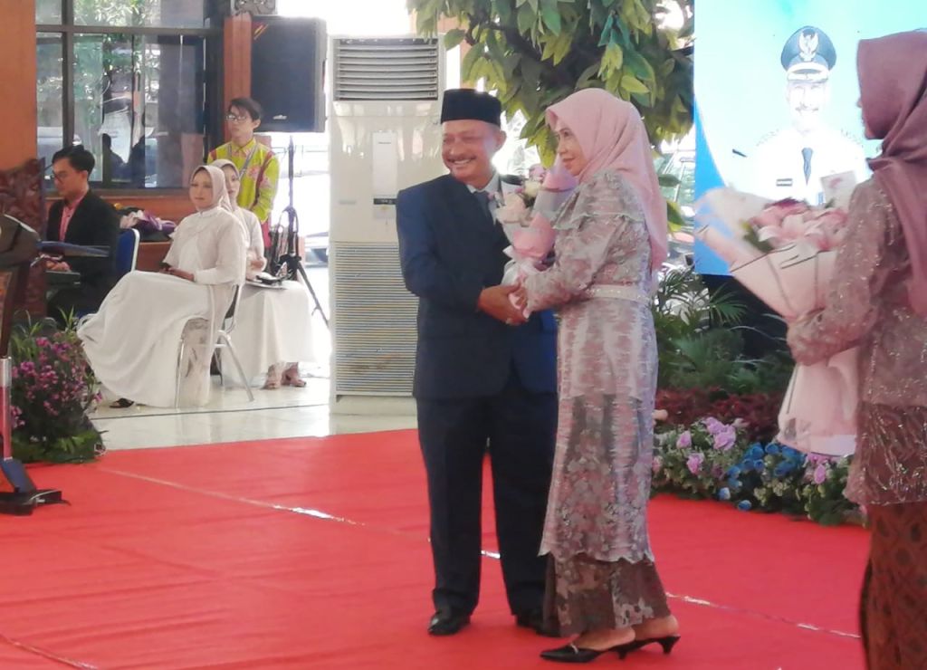 Ketika Para Pejabat Pemkab Situbondo Beri Bunga ke Istri, So Sweet!