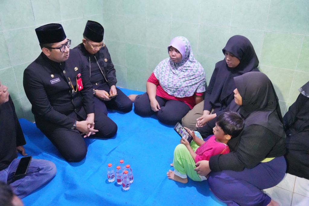 PJ Wali Kota Mojokerto Takziah ke Rumah Duka Pasutri Tewas Tersetrum Tiang PJU