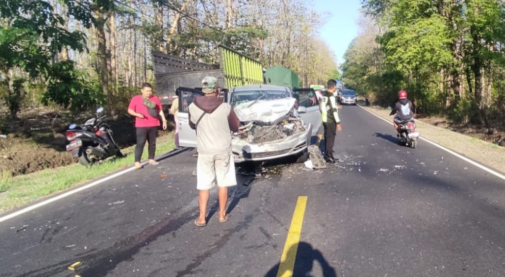 Tabrakan Adu Banteng di Jalur Pantura Situbondo, Penumpang Wuling Masuk Puskesmas