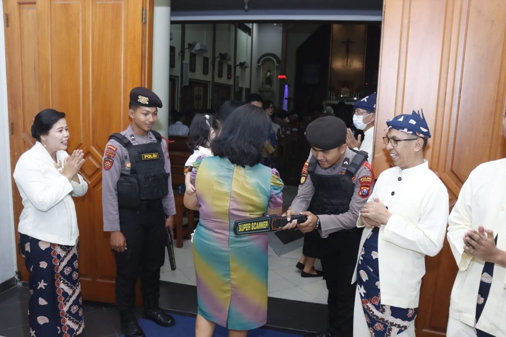 Beri Rasa Aman saat Misa Natal, Ratusan Personel Diterjunkan di Situbondo