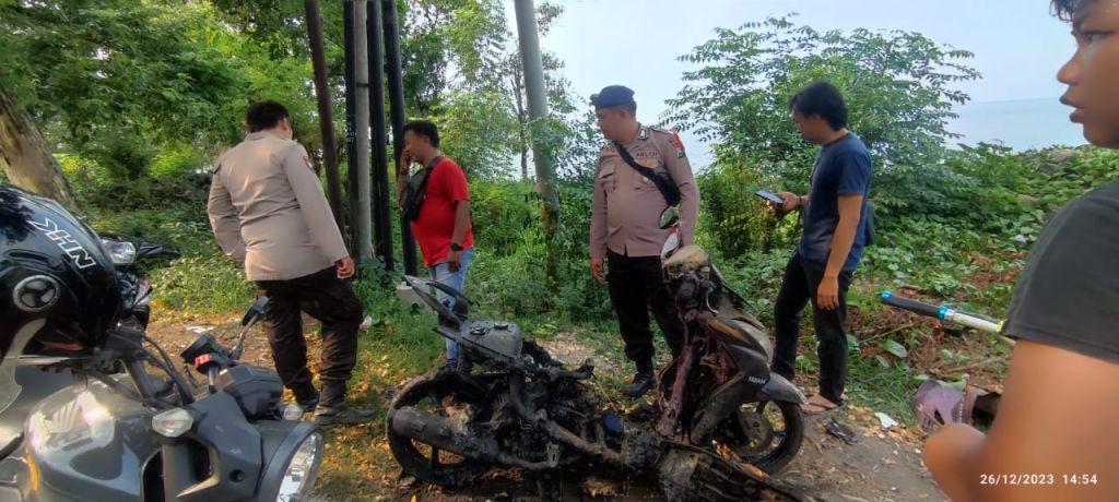 Usai Jenguk Orang Tua, Motor Ojol Hangus Terbakar di Situbondo