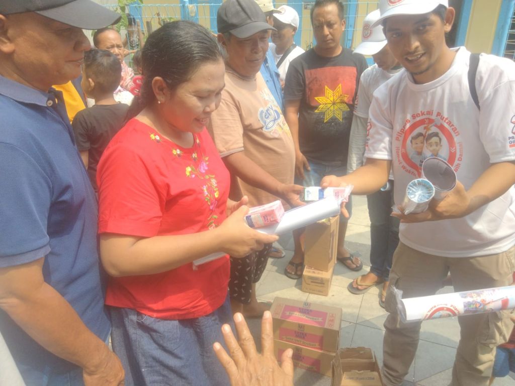 Relawan GSP Prabowo-Gibran Bagi Susu pada Anak-Anak Surabaya