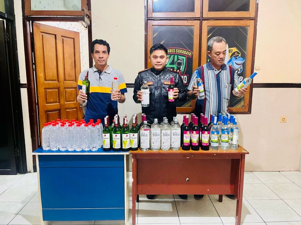 Jelang Perayaan Tahun Baru di Surabaya, Polisi Gerebek Warung Penjual Miras