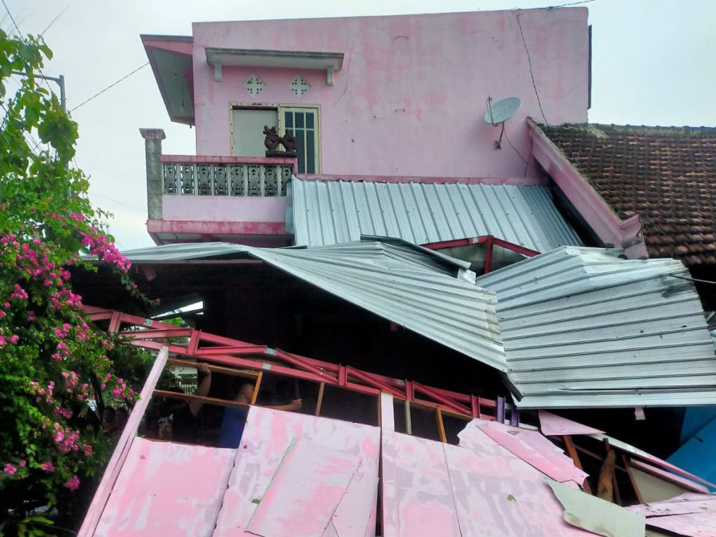 Hujan Disertai Angin Kencang di Mojokerto, Ratusan Rumah Dikabarkan Rusak