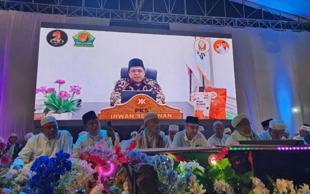 Pergantian Tahun, Ketua PKS Jatim Berselawat Bersama Masyarakat Situbondo