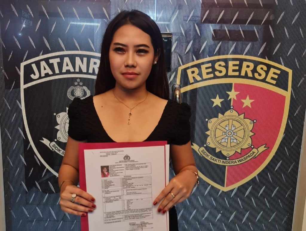 Jadi Buronan Kasus Arisan Online, Janda Muda Jombang Malah Asyik Berjemur di Pantai Bali