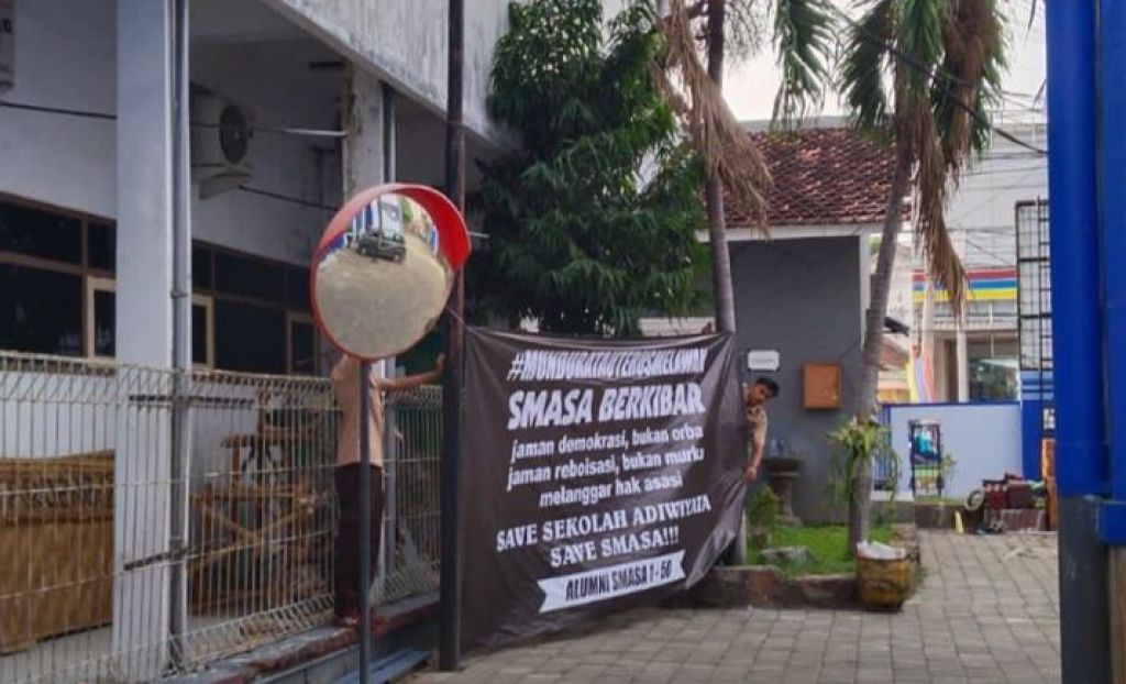 Buntut Ribuan Siswa SMAN 1 Situbondo Demo, Banner Besar Terpasang di Pintu Gerbang