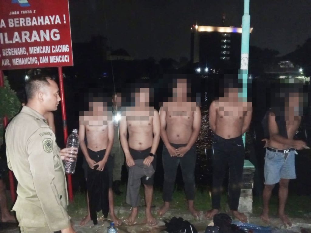 Darurat, Satpol PP Surabaya Pergoki 12 Remaja Sedang Pesta Miras Oplosan