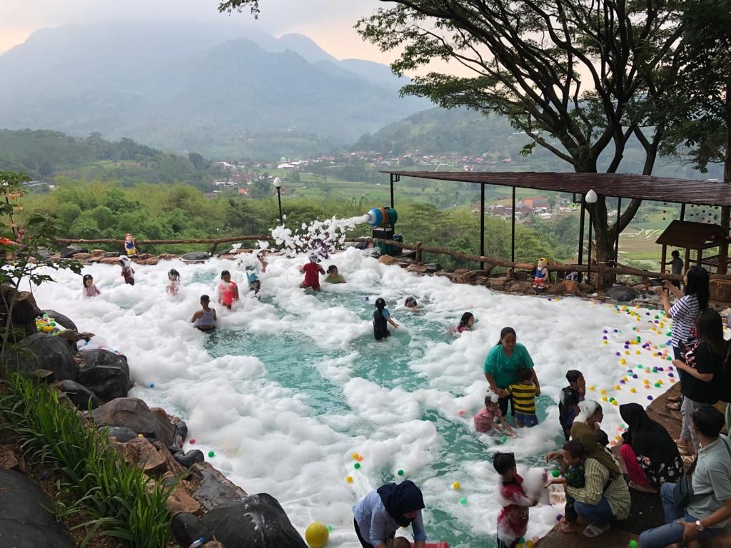 Hai Kids, Mandi Busa Sambil Lihat Pemandangan Gunung Penanggungan Yuk