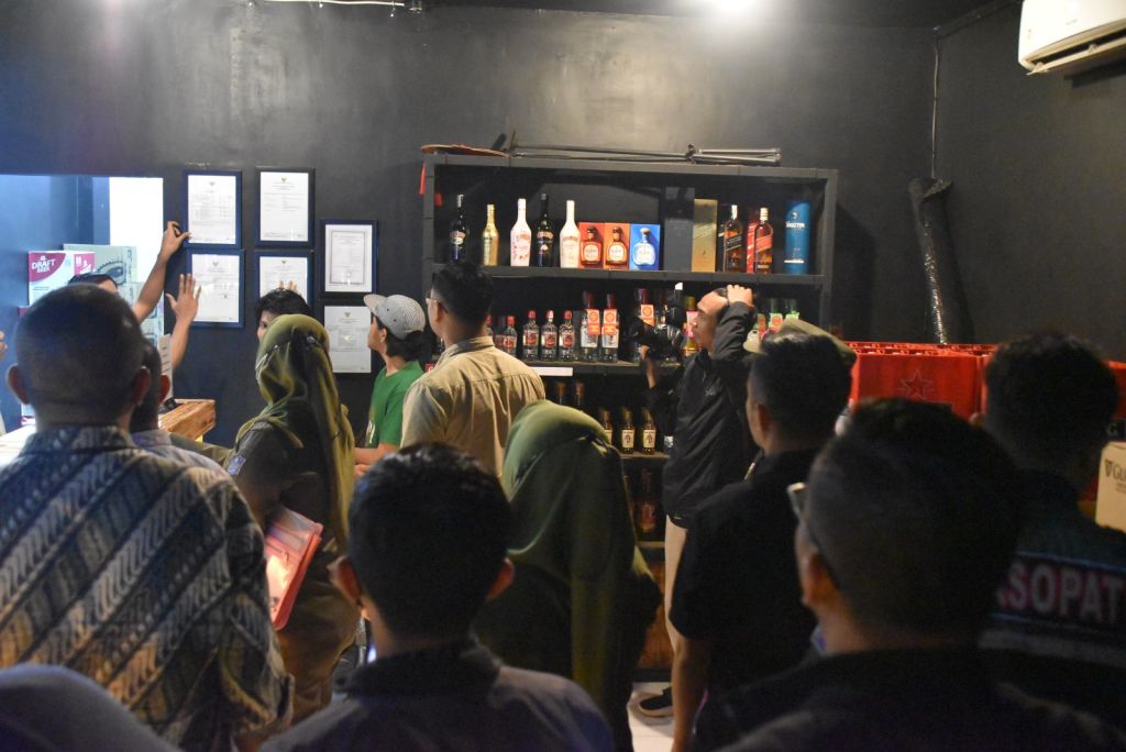 Satpol PP Surabaya Ancam Segel Sub Distributor Miras jika Jual Eceran