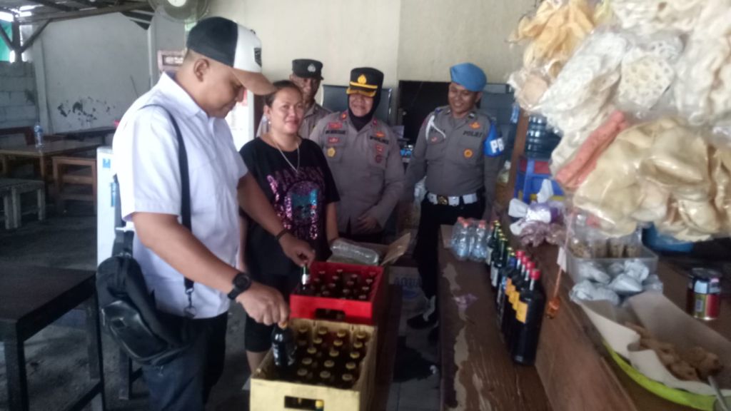 Warkop di Mojokerto Sediakan Miras Digerebek, 100 Botol Arak Bali Disita