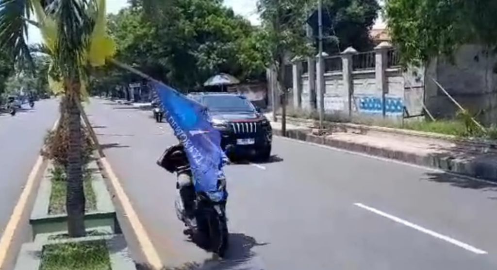 Alat Peraga Kampanye di Jalur Pantura Situbondo Nyaris Bikin Celaka Pemotor