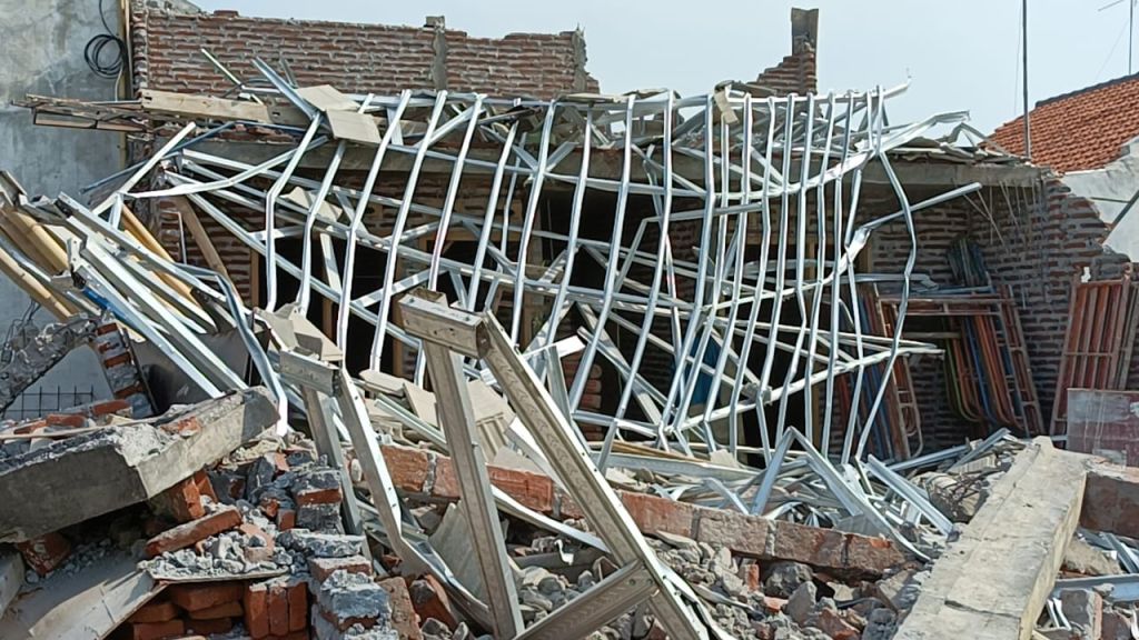 Rumah Ambruk, Satu Pekerja Patah Tulang Tertimpa Beton di Probolinggo