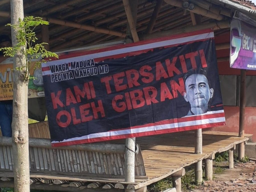 Beredar Spanduk Bertuliskan Kami Tersakiti Oleh Gibran di Jember