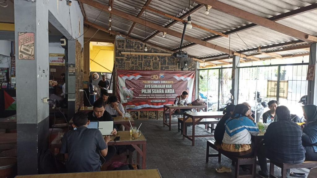 Polrestabes Surabaya Sosialisasi Pemilu 2024 di Warkop: Gratis Kopi Usai Coblos