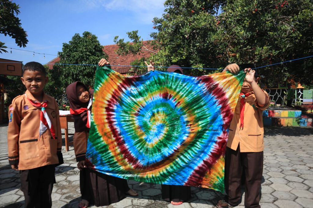 Pelajaran P5 di Jombang, Pelajar Membuat Batik Shibori