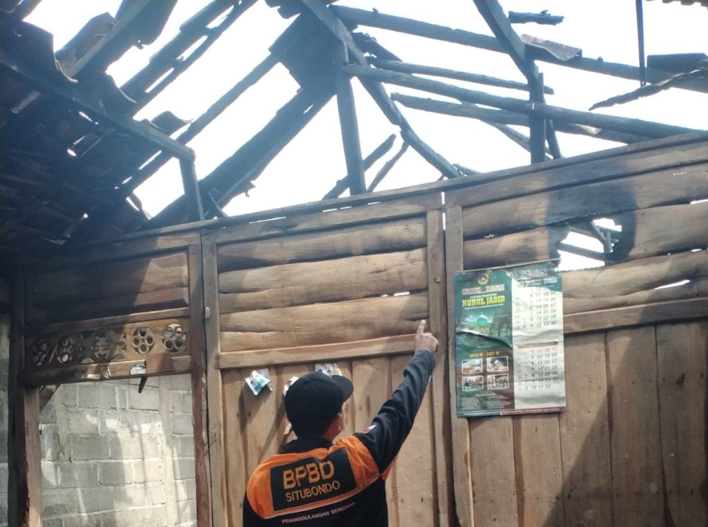 Cuci Baju dalam Kamar Mandi, Rumah di Situbondo Hangus Terbakar