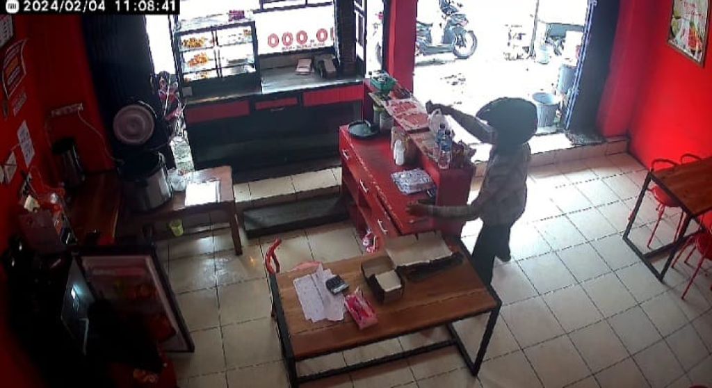 Nyaru Pembeli, Pencuri Gasak Handphone Milik Kasir Nasi Geprek di Jombang