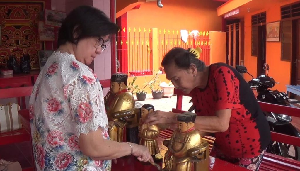 Perayaan Imlek 2575, Umat Tri Dharma Situbondo Bersihkan Kelenteng Poo Tong Bio