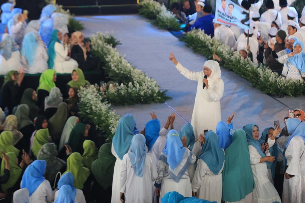 Khofifah Bersama Kiai Khos Berselawat, Jemput Kemenangan Prabowo-Gibran Satu Putaran
