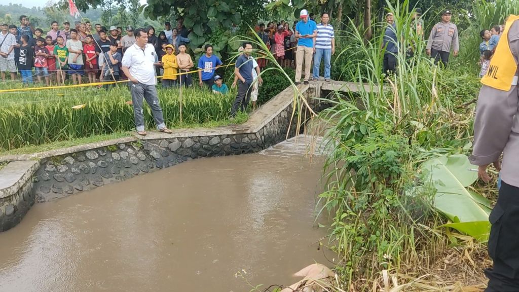 Terseret Air Bah Sungai Banyak Pacet, Jasad Perempuan Mojokerto Tersangkut di Bangsal