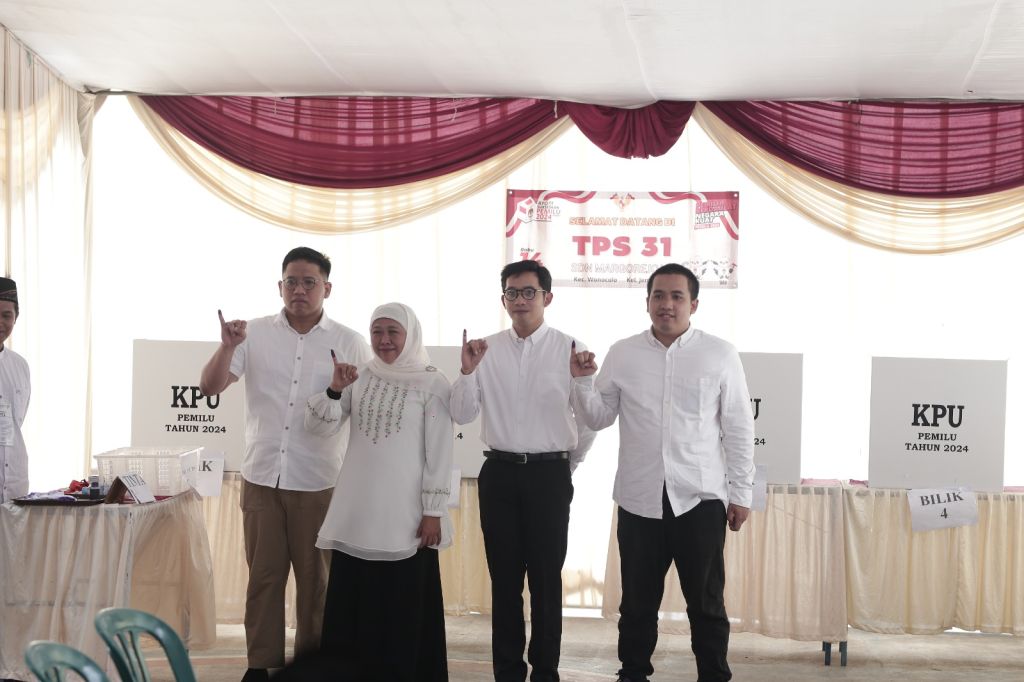 Didampingi 3 Anaknya, Khofifah Nyoblos di TPS 031 Kelurahan Jemursari Surabaya