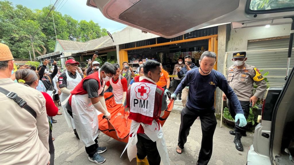 Kisah Wanita di Mojokerto Hidup Bersama Ayahnya yang Sudah 3 Hari Meninggal