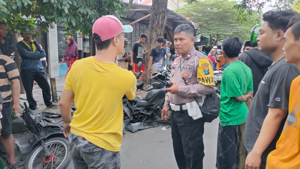 Tabrak 5 Motor Parkir di Surabaya, Ambulans Berlogo Partai Demokrat Kabur