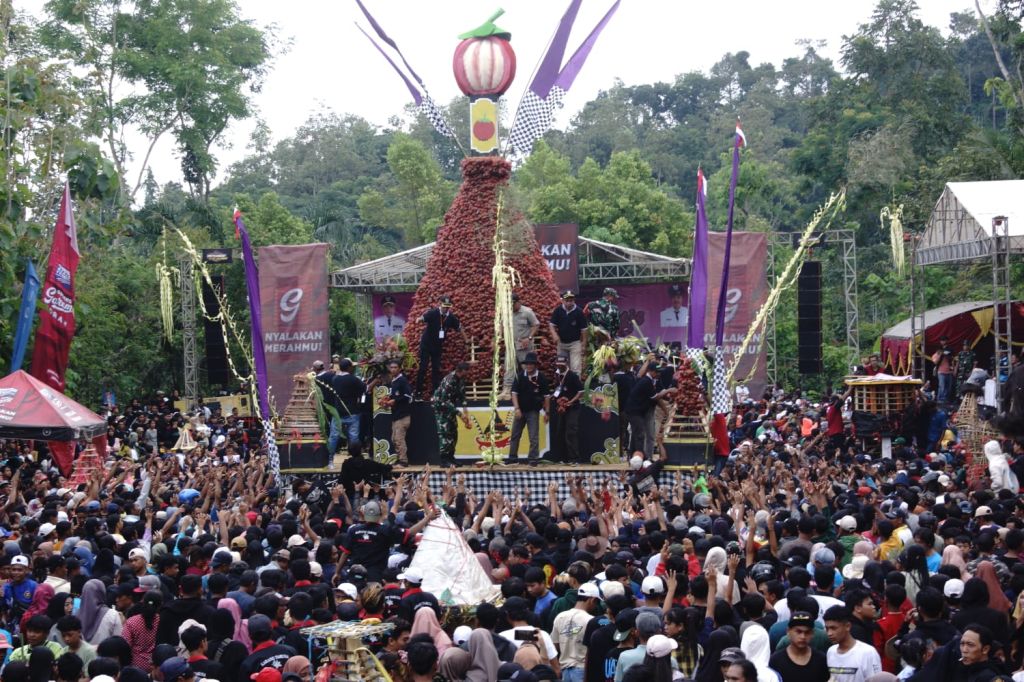 Syukuri Hasil Panen, Warga Jombang Tumpengan 2024 Kilogram Manggis di Wonosalam