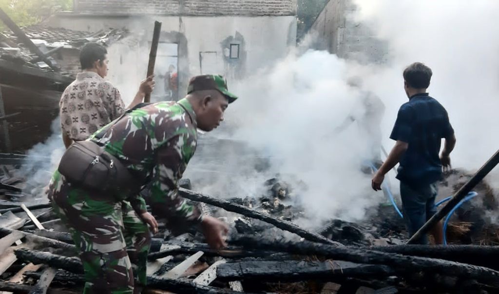 Dua Rumah Milik Kakak-Adik di Situbondo Hangus Terbakar