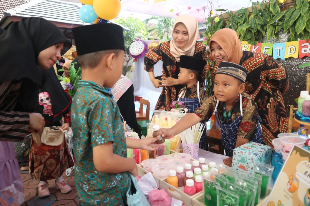 Ajarkan Adab Jual Beli, Roudlotul Jannah Prambon Sidoarjo Gelar Market Day