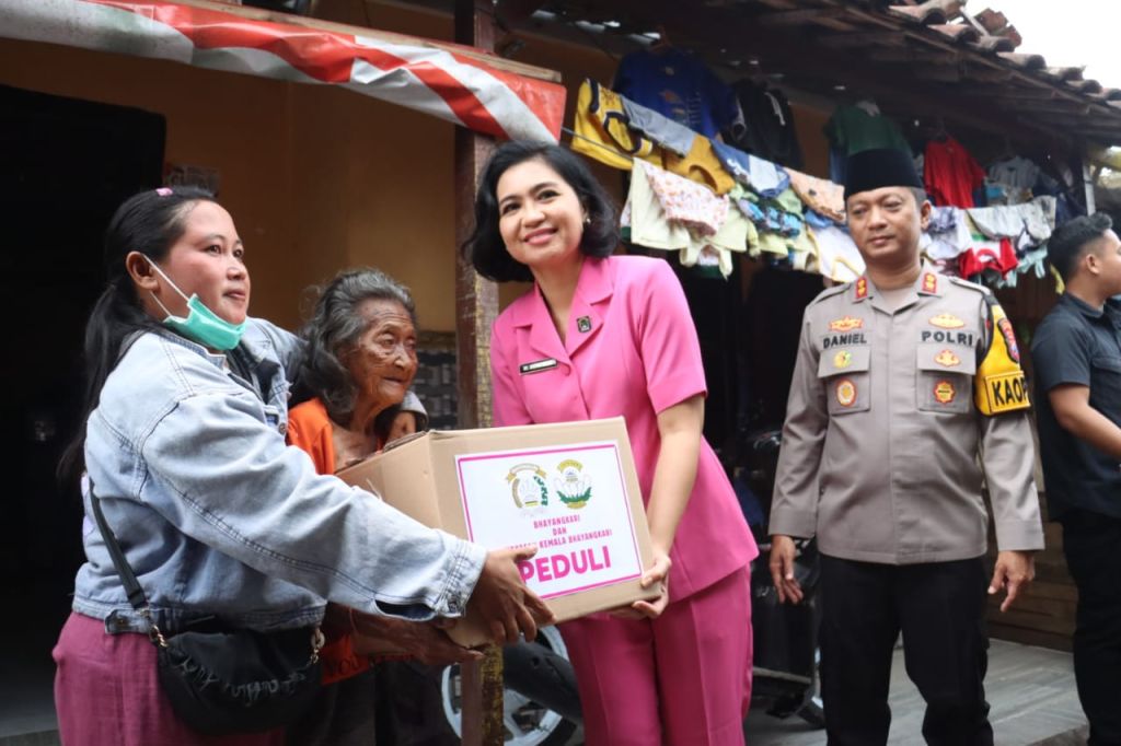 Blusukan Ramadan, Polres Mojokerto Kota Bagikan Paket Sembako ke Cakarayam
