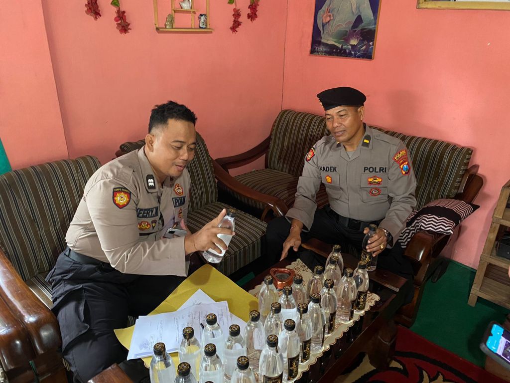 Polres Situbondo Amankan Puluhan Botol Miras dari Rumah Warga