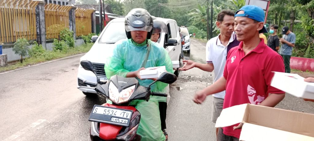 Relawan Setia Peduli Sesama dan Kader PDIP Kabupaten Mojokerto Berbagi Takjil