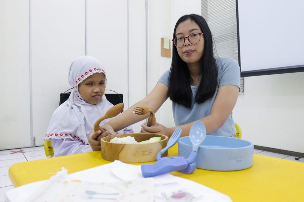 Mahasiswa Ubaya Ciptakan Alat Makan untuk Anak Tuna Netra