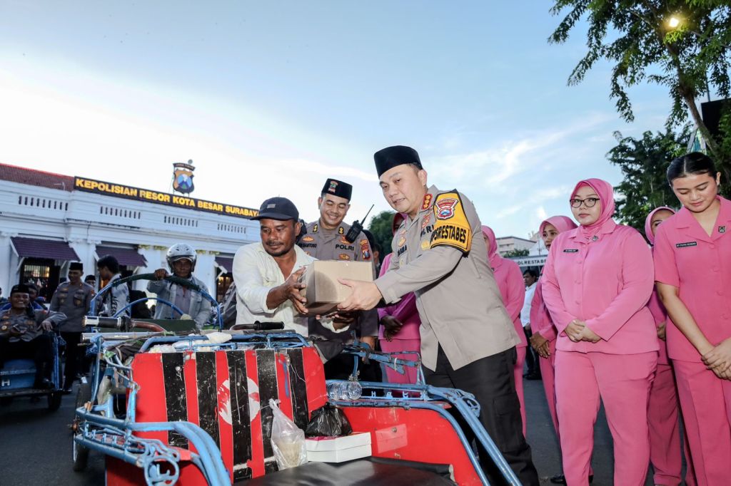Senyum Bahagia Ratusan Tukang Becak dapat Parsel Idulfitri dari Polisi Surabaya