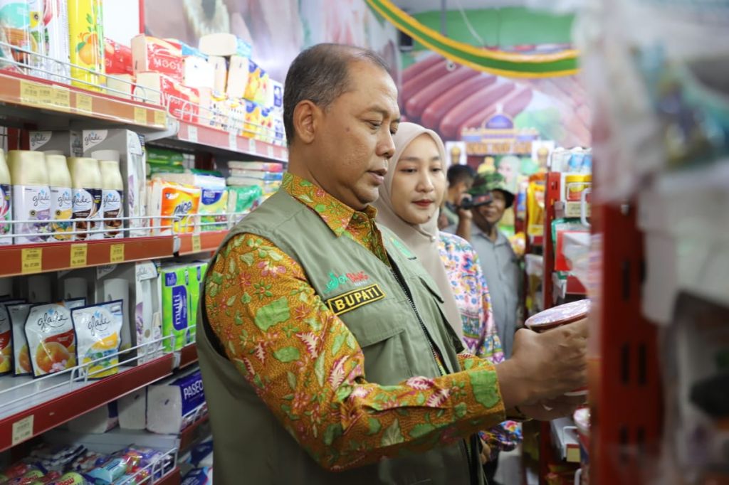 Pj Bupati Jombang Temukan Makanan Tak Berizin Saat Sidak