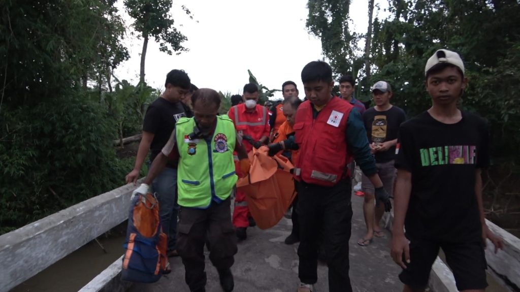 Mayat Bayi Perempuan Tersangkut di Sungai Marmoyo Mojokerto