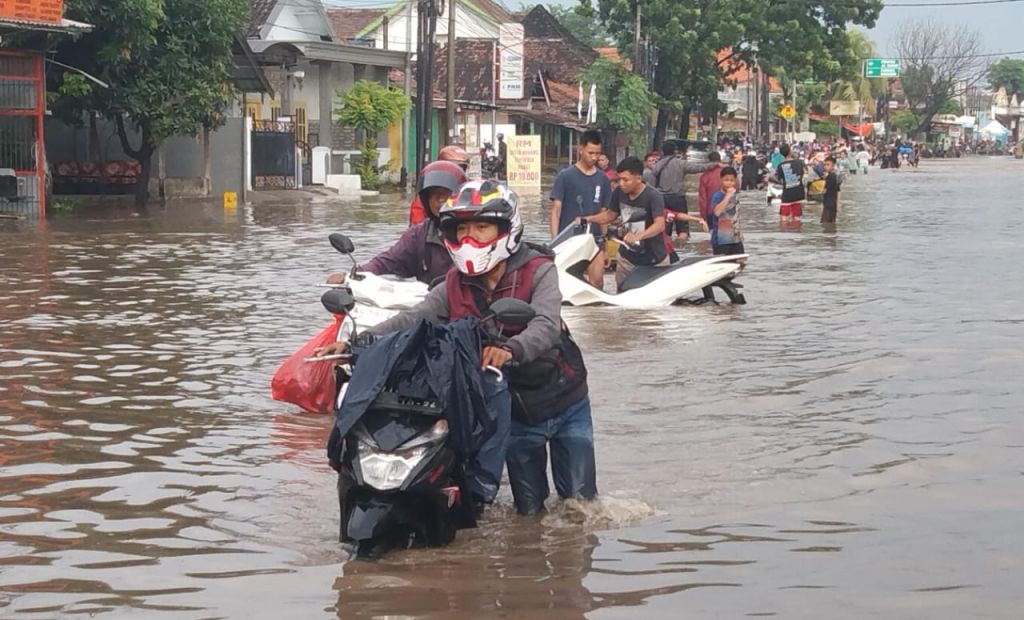Sungai Welang di Pasuruan Meluap, Motor Pemudik Mogok