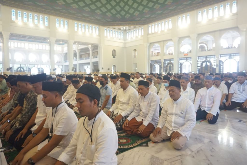 Momen Unik Salat Ied di Masjid Al-Akbar Surabaya: Kehilangan Suami hingga Sandal
