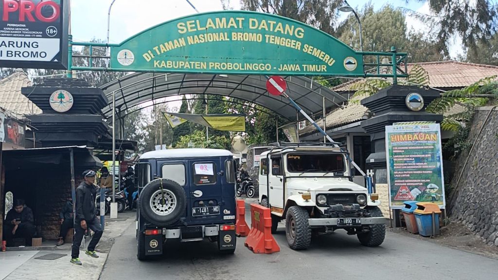 Libur Lebaran, Belasan Ribu Wisatawan Padati Gunung Bromo