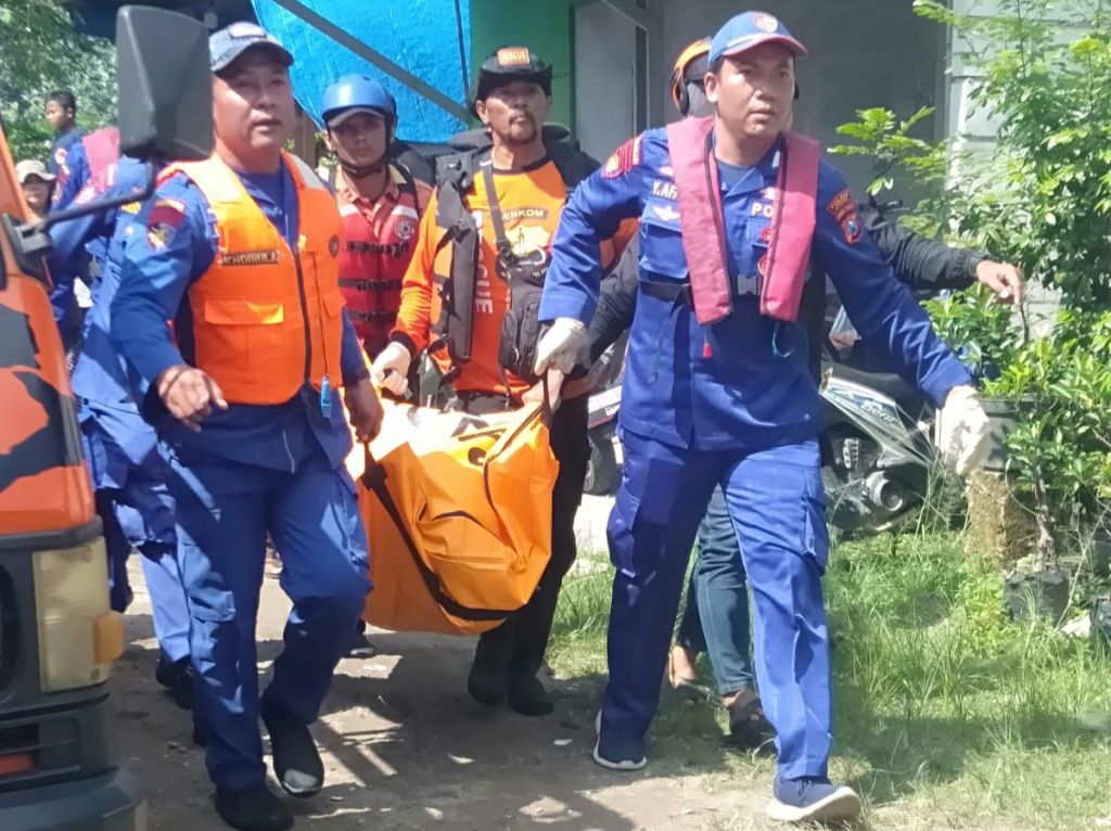 Bapak-Anak Jatuh dari Perahu Tambang di Gresik Ditemukan Tak Bernyawa