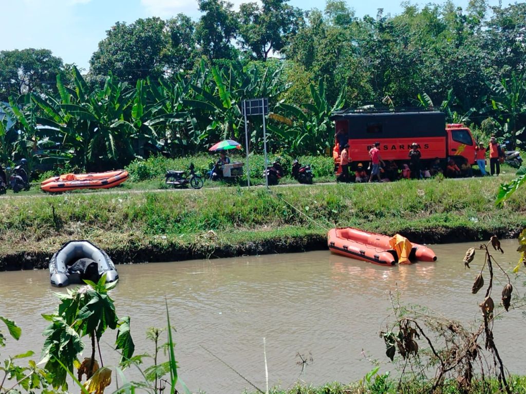 Pemotor Tercebur Sungai di Sidoarjo Saat Lintasi Jembatan, SAR Gabungan Diterjukan