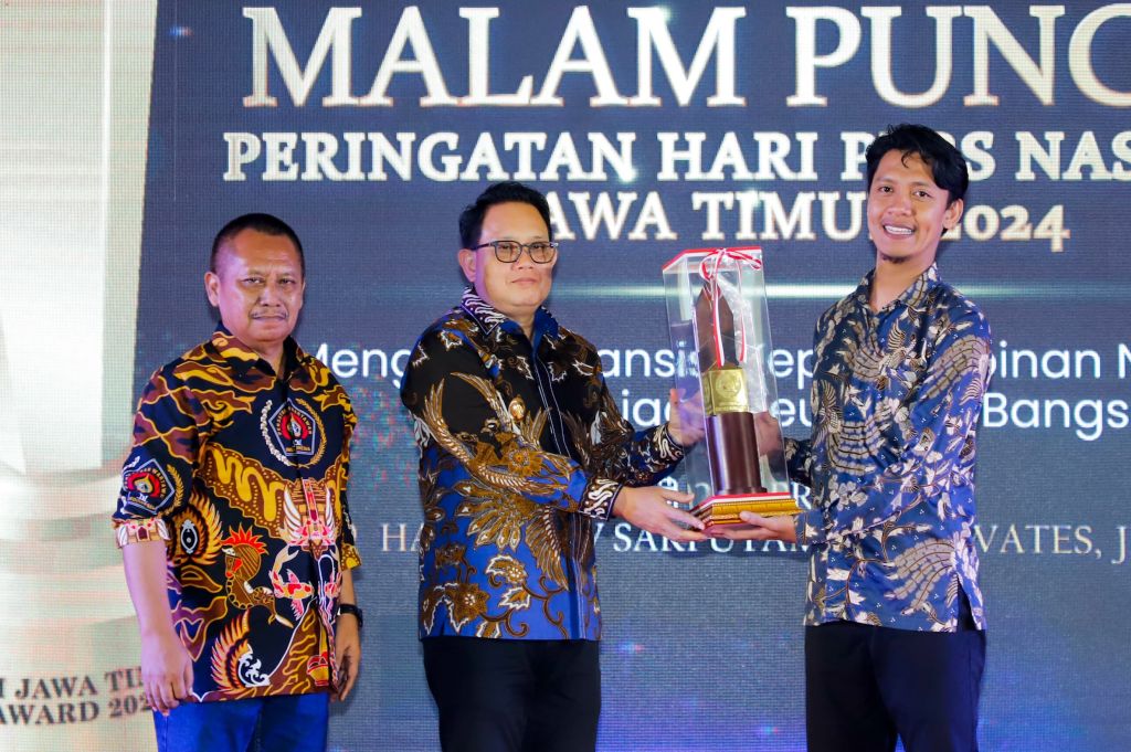 Berhasil Wujudkan Pemilu di Jatim Aman, Pj Gubernur Adhy Terima Prapanca Award 2024