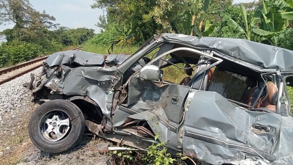 Mobil Rombongan Bu Nyai Tertabrak KA Pandalungan di Pasuruan, 4 Orang Meninggal