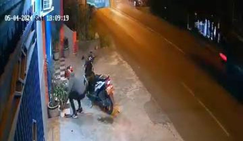 Pemotor di Mojokerto Terekam CCTV Curi Tanaman Hias