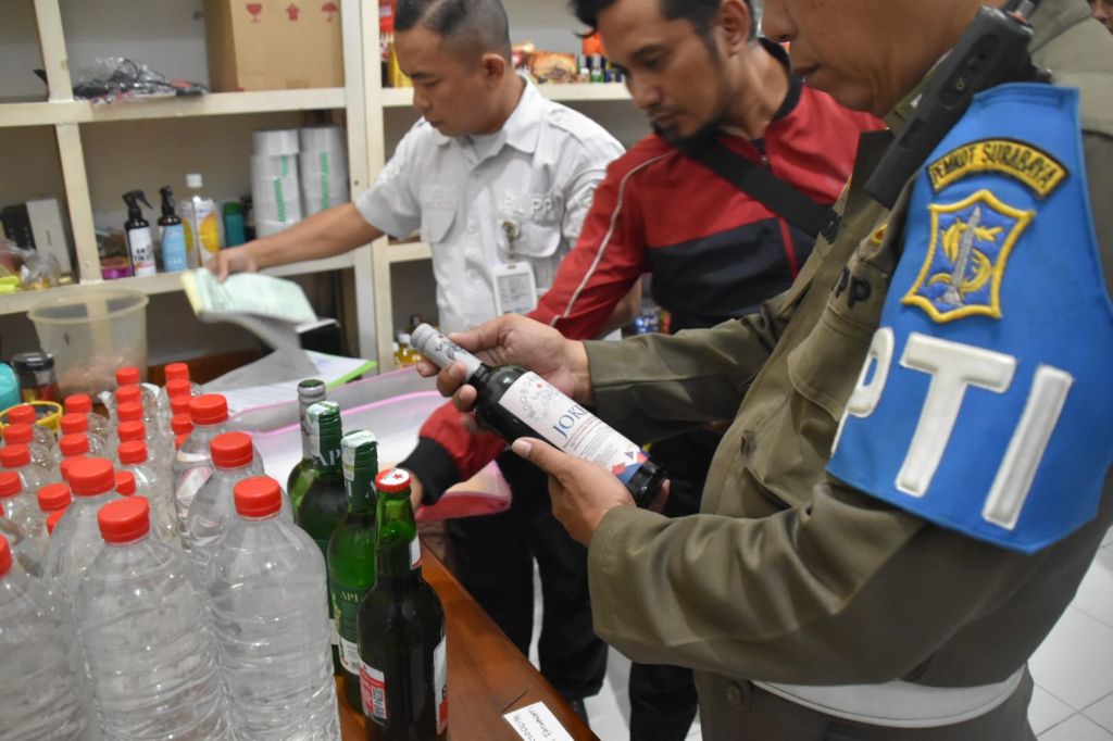 Toko Kelontong Jual Miras di Kertajaya Surabaya Kembali Ditindak Satpol PP