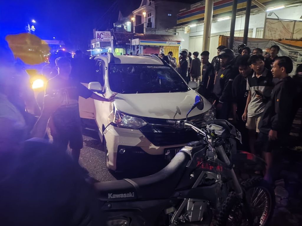 Xenia Tabrak Motor Polisi di Jember: 4 Orang dalam Mobil Diduga Mesum dan Panik