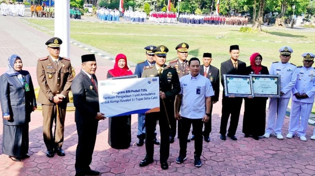 Bentuk Kepedulian, BRI Serahkan Bantuan 1 Unit Ambulans ke Warga Sumput Sidoarjo